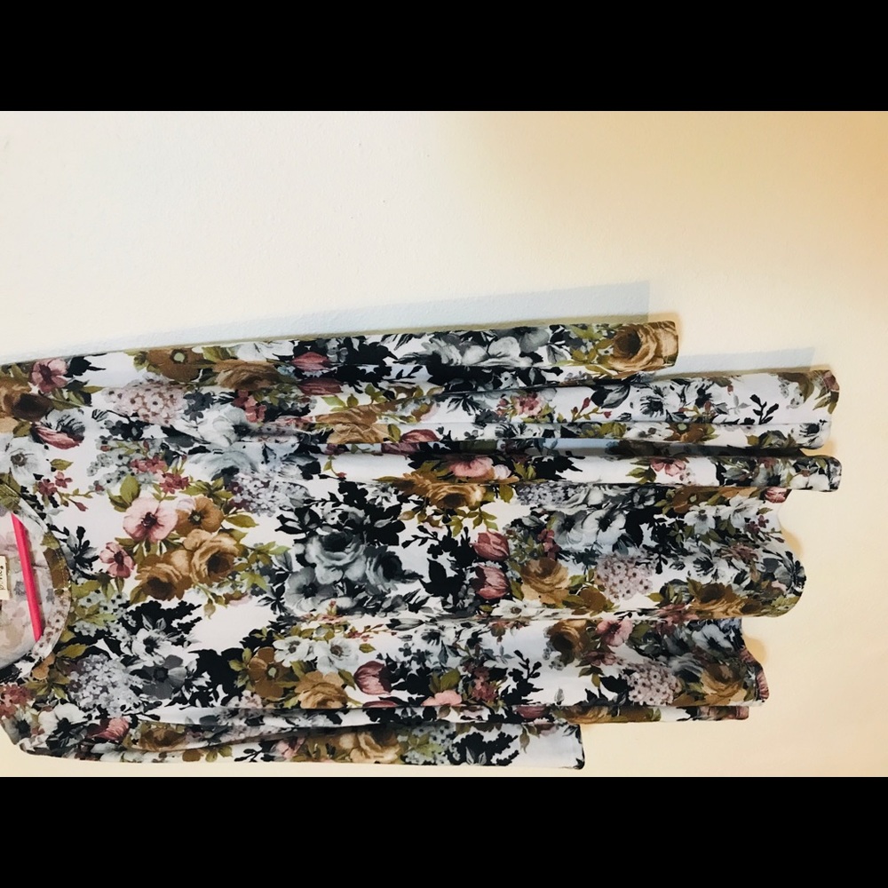 NEVER WORN- Long sleeve flowy floral dress. Size L